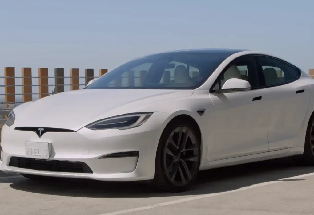 Tesla rappelle 239 000 véhicules en raison d’un défaut de caméra de recul