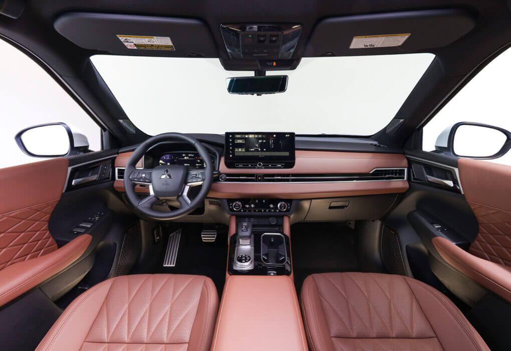 Mitsubishi: intérieur révisé pour l’Outlander 2025 et un partenariat avec Yamaha