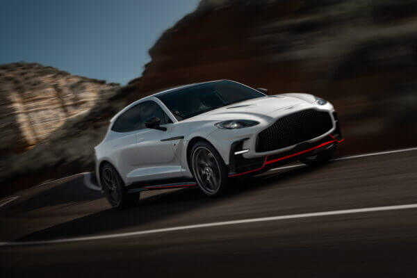 Aston Martin DBX S: le SUV britannique gagne en muscle et en légèreté