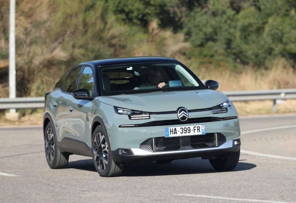 Découvrez la nouvelle Citroën C4 Hybrid 2025 restylée !