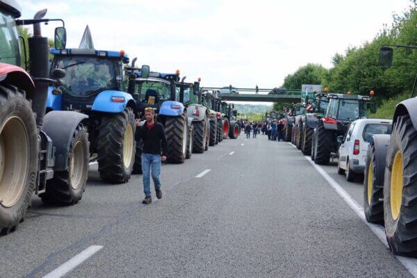 Bloquages et tensions: agriculteurs et taxis mobilisent la route