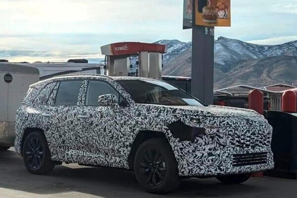 Premières images du Toyota Rav4: le teaser qui divise