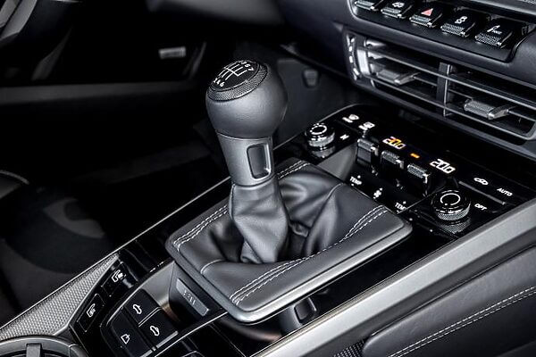 Boîte manuelle Porsche 911: la passion préservée chez les puristes