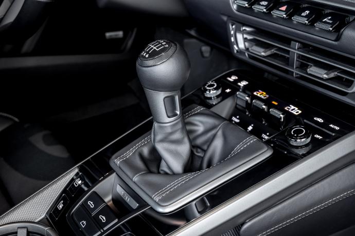 Boîte manuelle Porsche 911: la passion préservée chez les puristes