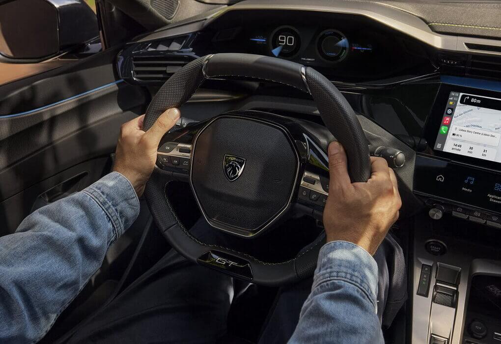 Tarifs et dotation: la Peugeot 308 restylée surprend en 2025