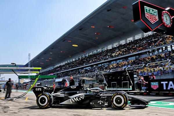 Cadillac F1 recule sur la grille au GP de Chine