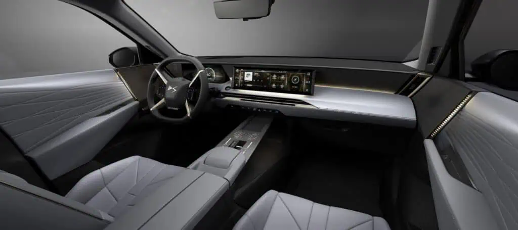 DS-Automobiles-devoile-le-nouveau-DS-N°7-interieur-blanc-1024×455