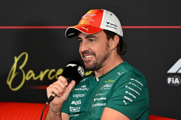 Fernando Alonso dans le paddock Aston Martin au Grand Prix d’Espagne à Barcelone