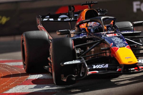 Max Verstappen dans le paddock Red Bull à Barcelone