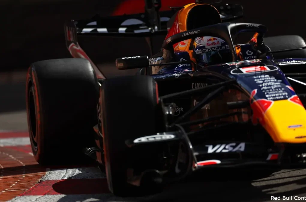Max Verstappen dans le garage Red Bull Racing après un problème moteur à Monaco