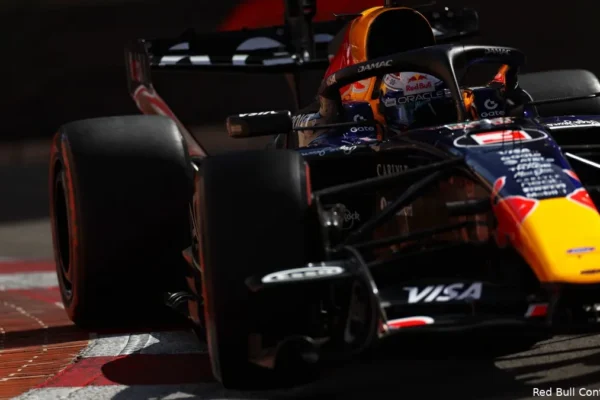 Max Verstappen dans le garage Red Bull Racing après un problème moteur à Monaco