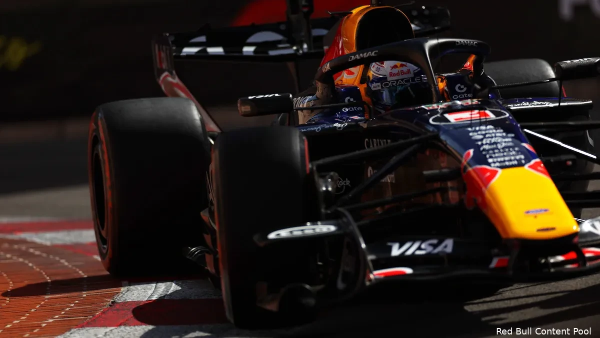 Max Verstappen dans le garage Red Bull Racing après un problème moteur à Monaco
