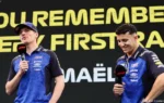 Isack Hadjar dans le garage Red Bull Racing aux côtés de la monoplace