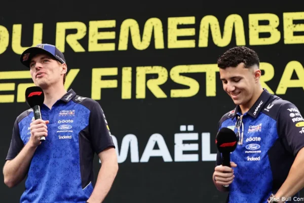 Isack Hadjar dans le garage Red Bull Racing aux côtés de la monoplace