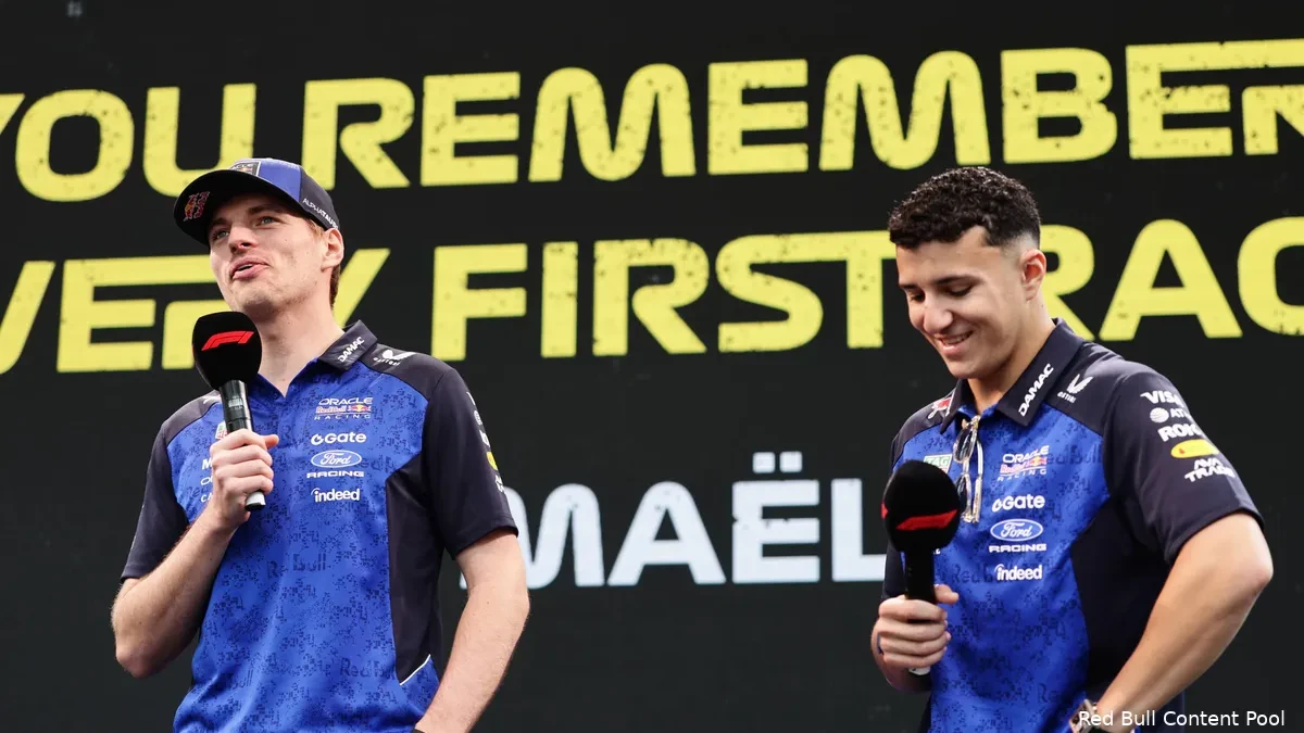 Isack Hadjar dans le garage Red Bull Racing aux côtés de la monoplace