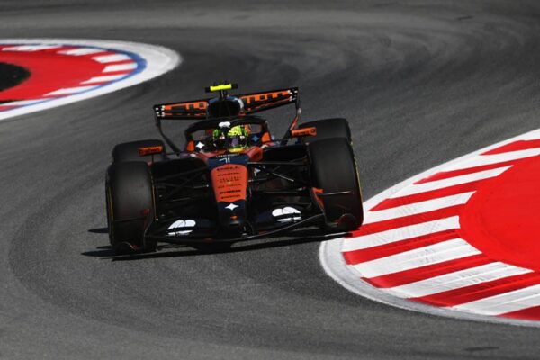 Lando Norris au volant de la McLaren pendant une séance d’essais libres F1