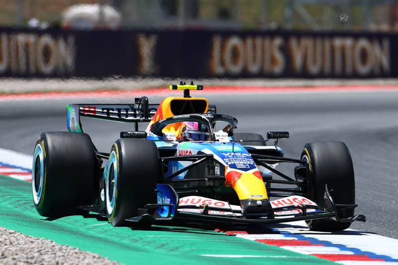 Liam Lawson au volant de la Racing Bulls sur le circuit de Barcelone-Catalogne