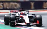 Ollie Bearman au volant de la Haas VF-26 sur le circuit de Barcelona-Catalunya