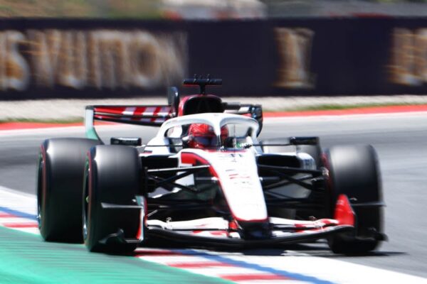 Ollie Bearman au volant de la Haas VF-26 sur le circuit de Barcelona-Catalunya