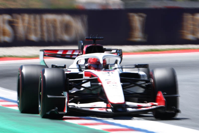 Ollie Bearman au volant de la Haas VF-26 sur le circuit de Barcelona-Catalunya