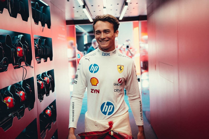 Charles Leclerc au volant de la Ferrari SF-26 sur le circuit de Barcelone-Catalogne