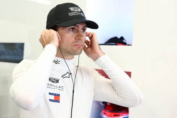 Colton Herta au volant de la Cadillac F1 sur le circuit de Barcelona-Catalunya