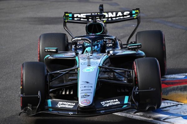 George Russell au volant de la Mercedes F1 dans les rues de Monaco
