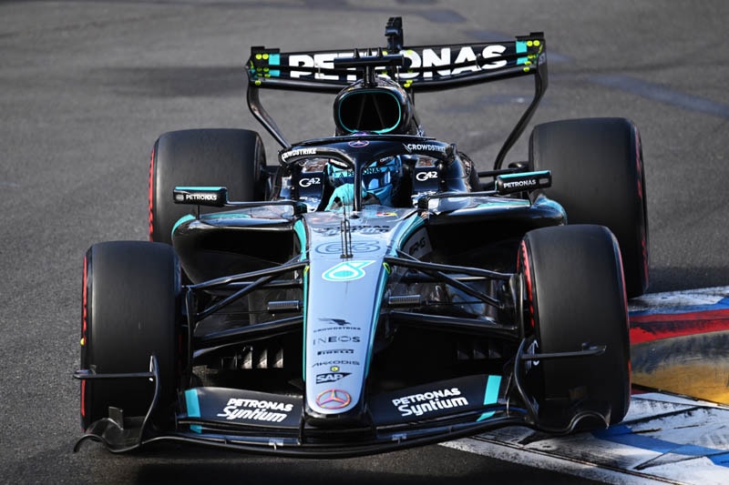 George Russell au volant de la Mercedes F1 dans les rues de Monaco