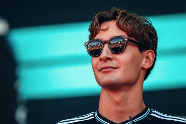 George Russell au volant de sa Mercedes lors des essais libres F1