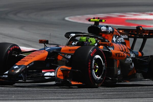 Lando Norris au volant de la McLaren MCL40 sur le Circuit de Barcelona-Catalunya