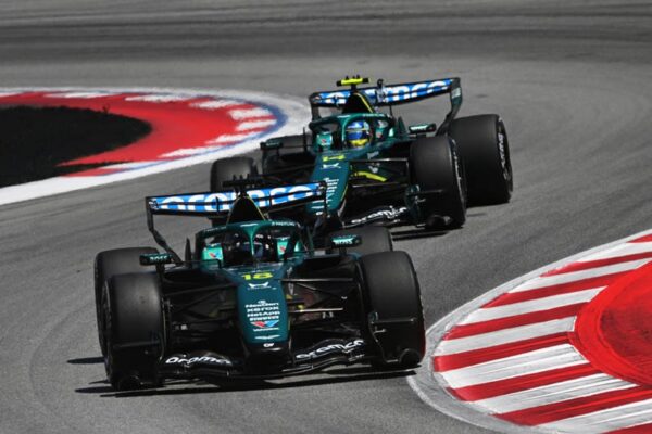Fernando Alonso au volant de l’Aston Martin sur le circuit de Barcelone-Catalogne
