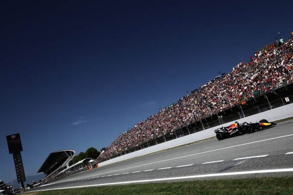 Max Verstappen au volant de la Red Bull sur le circuit de Barcelone-Catalogne