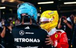 Lewis Hamilton sur le podium avec Ferrari après une victoire en Formule 1.