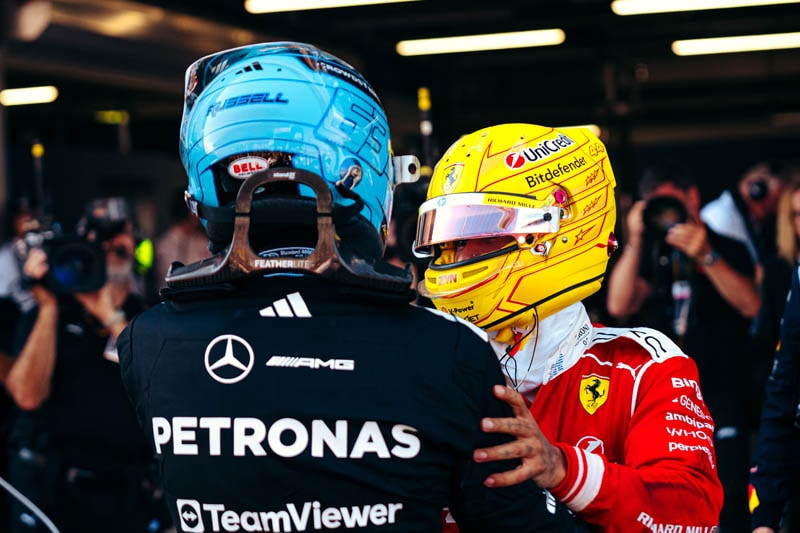Lewis Hamilton sur le podium avec Ferrari après une victoire en Formule 1.