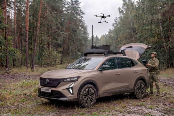 Le prototype Renault 4 Troop présenté comme véhicule tactique hybride pour les forces armées françaises.