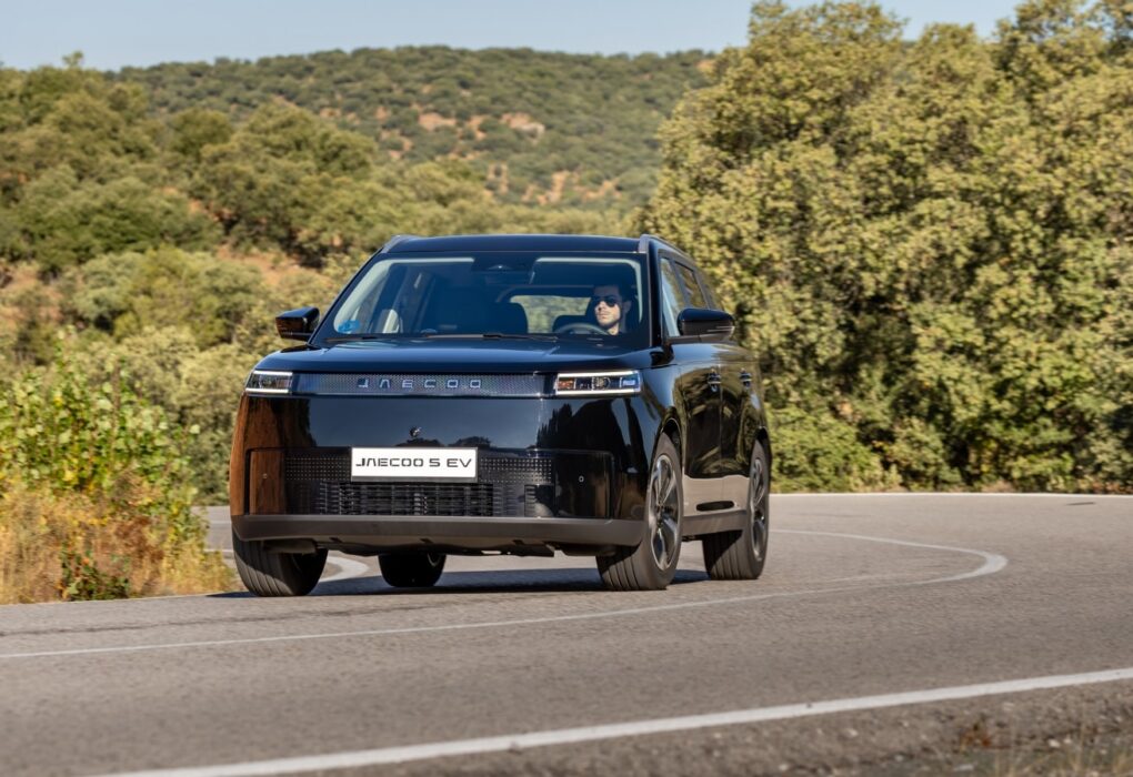 Le SUV urbain Jaecoo 5 électrique présenté de trois quarts avant avec sa nouvelle face avant fermée.