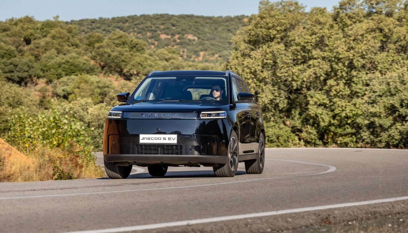 Le SUV urbain Jaecoo 5 électrique présenté de trois quarts avant avec sa nouvelle face avant fermée.