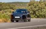 Le SUV urbain Jaecoo 5 électrique présenté de trois quarts avant avec sa nouvelle face avant fermée.