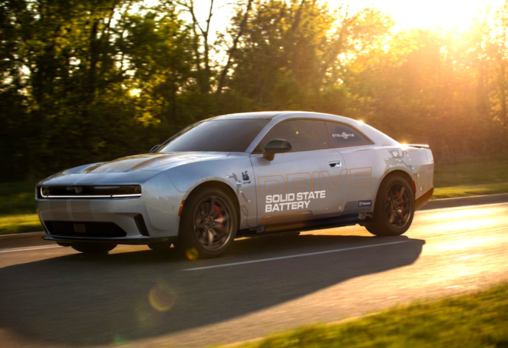 Dodge Charger Daytona de développement utilisée pour tester une batterie solide Factorial FEST avec Stellantis.