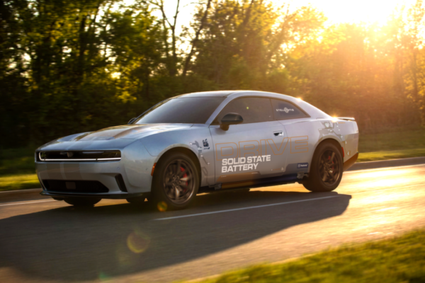 Dodge Charger Daytona de développement utilisée pour tester une batterie solide Factorial FEST avec Stellantis.