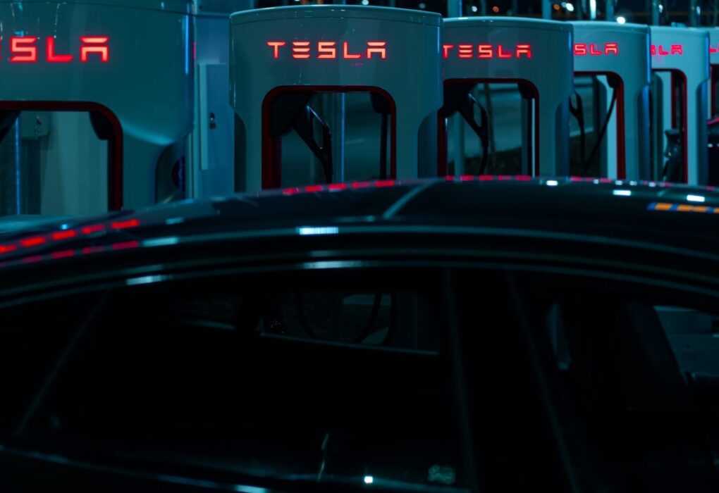 Une Tesla équipée du système FSD circulant sur une route européenne lors d’une phase d’évaluation réglementaire.