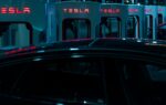 Une Tesla équipée du système FSD circulant sur une route européenne lors d’une phase d’évaluation réglementaire.
