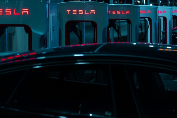 Une Tesla équipée du système FSD circulant sur une route européenne lors d’une phase d’évaluation réglementaire.