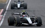 George Russell et Kimi Antonelli en bataille au volant des Mercedes F1 lors d'un Grand Prix.