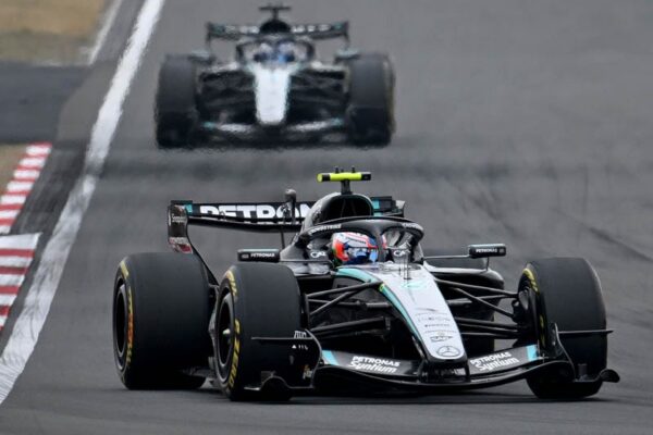 George Russell et Kimi Antonelli en bataille au volant des Mercedes F1 lors d'un Grand Prix.
