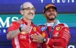 Lewis Hamilton et Carlo Santi sur le podium Ferrari après la course de Barcelone.
