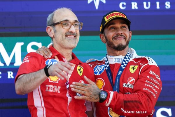 Lewis Hamilton et Carlo Santi sur le podium Ferrari après la course de Barcelone.