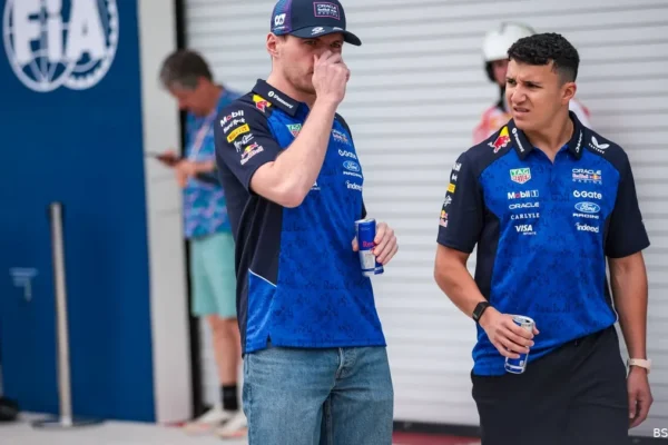 Isack Hadjar en combinaison Red Bull Racing dans le paddock de Formule 1.
