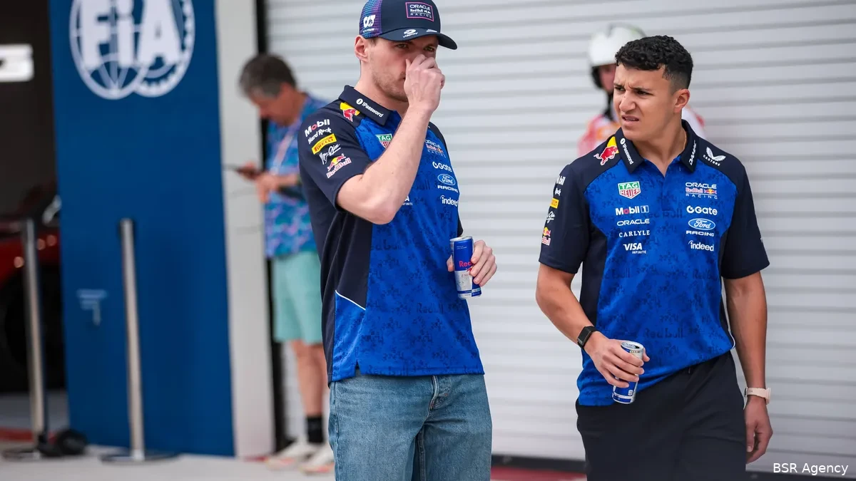 Isack Hadjar en combinaison Red Bull Racing dans le paddock de Formule 1.