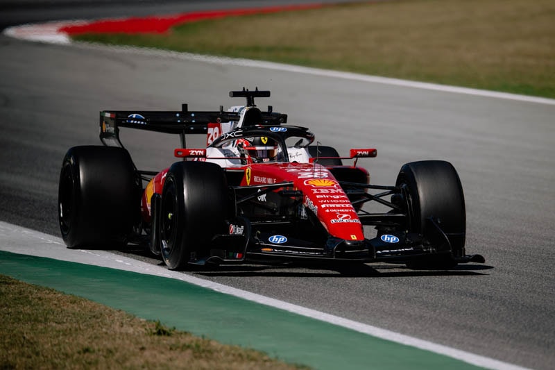 Arthur Leclerc et Zhou Guanyu en essais pneumatiques sur le Circuit de Barcelona-Catalunya.